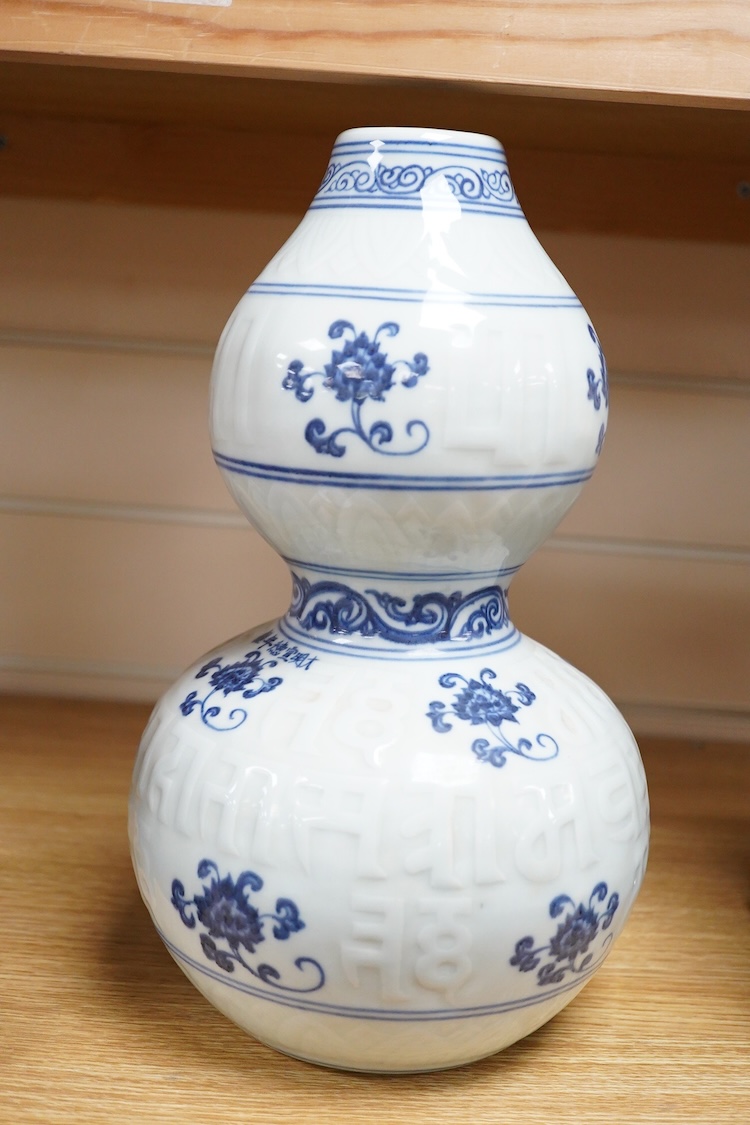 A Chinese blue and white double gourd vase, 30cm